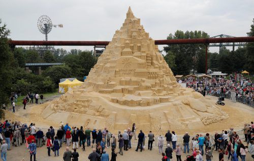 Die größte Sandburg der Welt ist 16,68 Meter hoch.  Foto: Reuters
