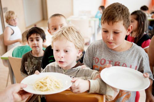 Die Kinder lieben vor allem Spaghetti, Pizza und Schnitzel. tagesmütter/gmeiner
