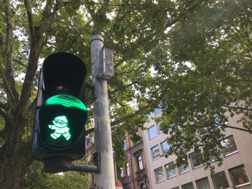 Die Mainzelmännchen sind jetzt auch auf der Ampel zu sehen. Mainz/Heike Tharun