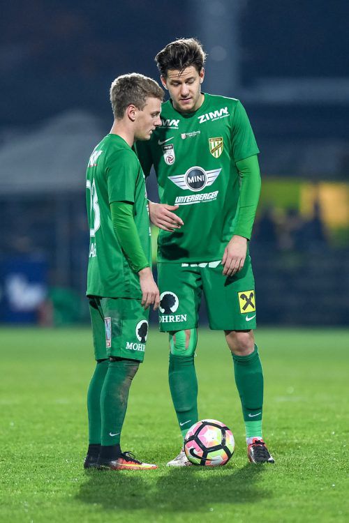 Die Ried-WG mit den beiden Ex-Austrianern Pius Grabher (links) und Peter Haring blickt dem heutigen Spiel mit großer Spannung entgegen. gepa