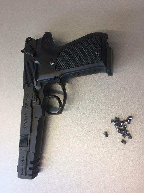Die sichergestellte Luftdruckpistole gilt mit Kaliber 4,5 mm als Waffe.  VN/Gs