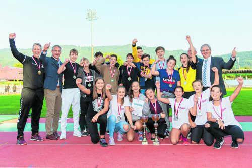 Die siegreichen Burschen des PG Mehrerau und die zweitplatzierten Mädchen des BG Bregenz-Blumenstraße des Handballbewerbes beim 23. Bodensee-Schulcup in Bregenz. VN/STiplovsek