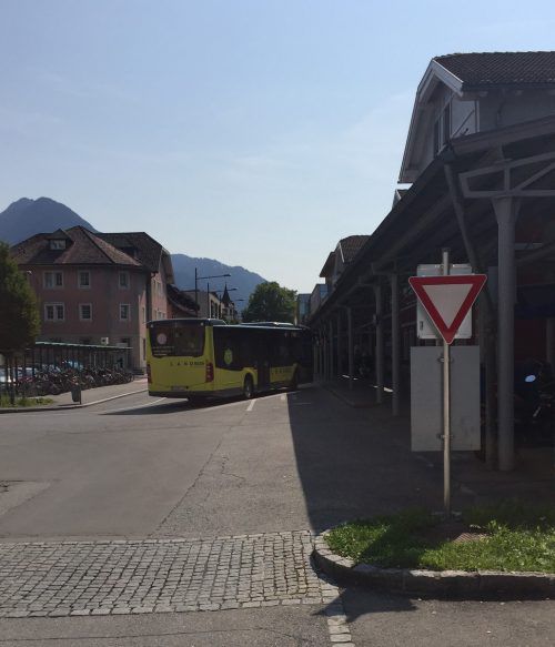 Die Verkehrstafel am Bahnhof wurde wieder aufgestellt. VN/js