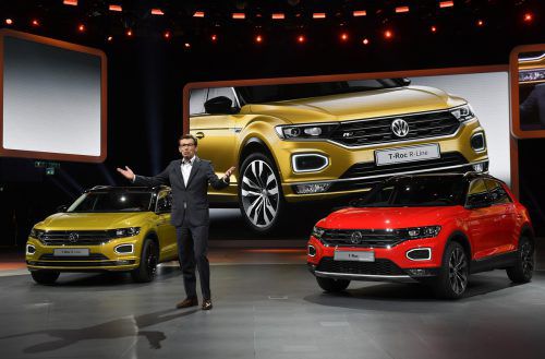 Die Zukunft sind Elektroautos, die Gegenwart schicke SUV. VW zeigt in Frankfurt den neuen T-Roc auf Basis des VW Golf.