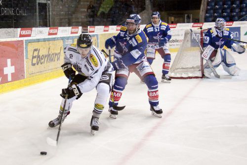 Dornbirn-Stürmer Stefan Häußle (l.) und seine Teamkollegen brauchten Geduld gegen die Schweizer. Foto: DEC/cdmediateam