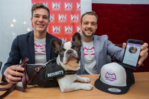 Ein eingespieltes Trio: Florian Burtscher (l.) und Nathan Grabherr mit ihrem tierischen Maskottchen Tie.  VN/Steurer