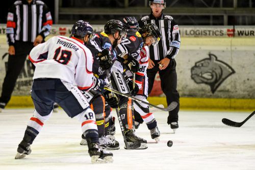 Ein G‘riss um das Spielgerät bei der Partie zwischen Dornbirn und Zagreb: Alex Privitera, Kevin Macierzynski, Scott Timmins und Tyler Morley. gepa