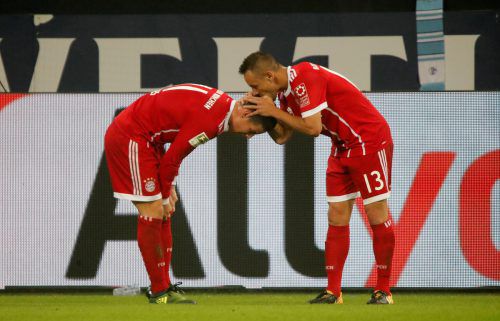 Ein Küsschen für das Köpfchen. Bayerns Rafinha mit einem ganz besonderen Dank an den Torschützen James Rodriguez. Reuters