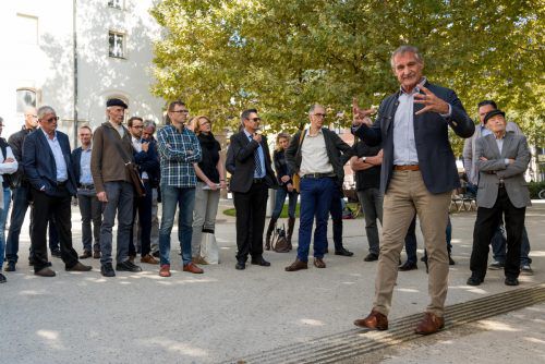 Ein Plädoyer für Bürgerbeteiligung: Bürgermeister Linhart schildert die Quartiersentwicklung Kornmarkt vor Ort. Stiplovsek
