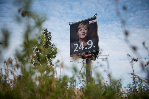 Ein Wahlplakat zeigt das Konterfei der CDU-Chefin. reuters
