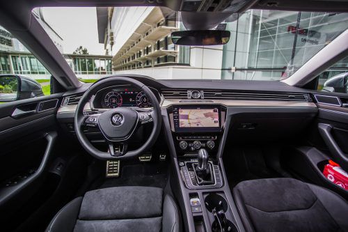 Eindruck Das Cockpit ist kein Design-Highlight, hat aber die VW-typische Qualität und Ergonomie. Was im Arteon neben dem modernen Infotainment richtig gefällt, ist das großzügige Raumgefühl. Außerdem hat er eine große Klappe mit echt viel dahinter: bei maximal 1557 Liter Stauraum passt echt viel hinein.
