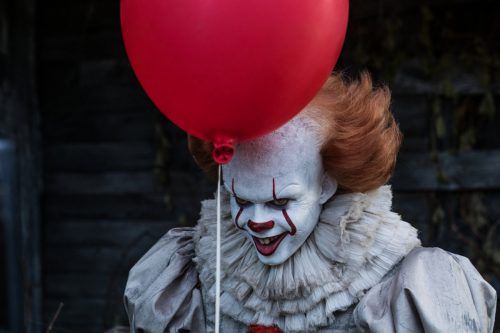 „Es“ sorgt seit 30 Jahren dafür, dass ganze Generationen Albträume von grinsenden Clowns haben. warner Bros