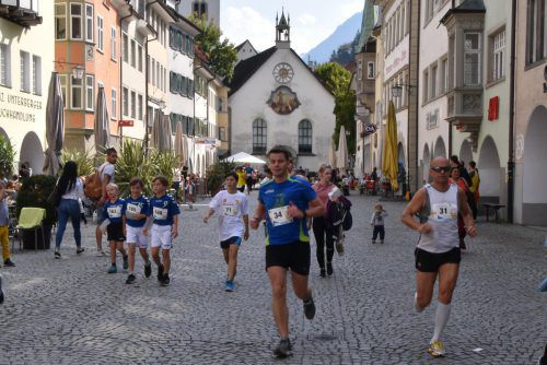 Etwa 200 Läufer drehten in Feldkirch für die Lebenshilfe ihre Runden.  Loacker