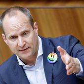 Neos bestehen auf Pensionsautomatik