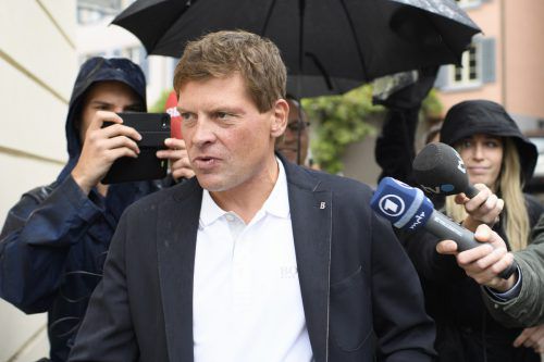 Suchtproblem Im August soll Ex-Radstar Jan Ullrich in einem Hotel in Frankfurt eine Escort-Dame nach einem Streit verletzt haben. Kurz zuvor war er nach einem Streit mit Til Schweiger auf Mallorca in Gewahrsam genommen worden. Bei beiden Vorfällen stand Ullrich mutmaßlich unter Alkohol- und Drogeneinfluss.