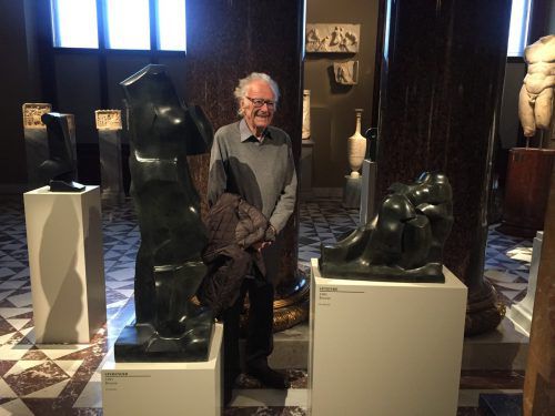 Der Künstler Herbert Albrecht mit seinen Arbeiten im Kunsthistorischen Museum in Wien. KHM/Rüf