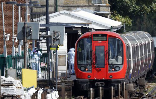 Forensiker untersuchen die U-Bahn, in der am Freitag gegen 8.20 Uhr Sprengstoff explodierte.  afp