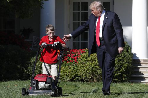 Frank Giaccio mähte am Freitag den Rasen vor dem Weißen Haus. Trump schaute zu.  ap