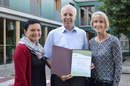 Freuen sich über die Zertifizierung: Pflegedienstleiterin Christine Sila, Sozialzentrum-GF Alfred Bargetz, Projektleiterin Eva Maria van Rooijen.