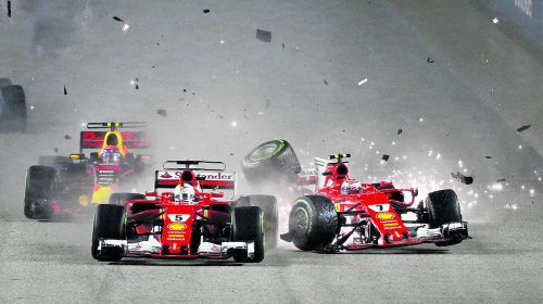 Für die Ferraris war der Grand Prix nach dem Start gelaufen: Sebastian Vettel und Kimi Raikkönen kollidierten mit dem Red Bull von Max Verstappen.  ap
