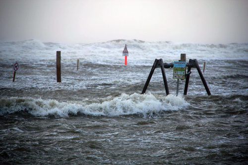 Für die Nordseeküste und Hamburg gab das Bundesamt für Seeschifffahrt und Hydrografie am Mittwoch eine Sturmflutwarnung heraus.