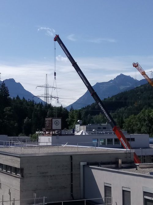 Für die Sanierung wurde der Glockenturm vom Dach des LKH Rankweil gehoben. KHBG
