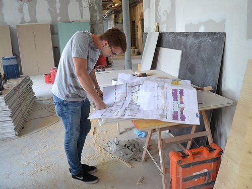 Ganz genau hinschauen heißt es für die Handwerker. Jede Schraube und jeder Nagel sollen am Schluss dort sein, wo sie hingehören.  caritas