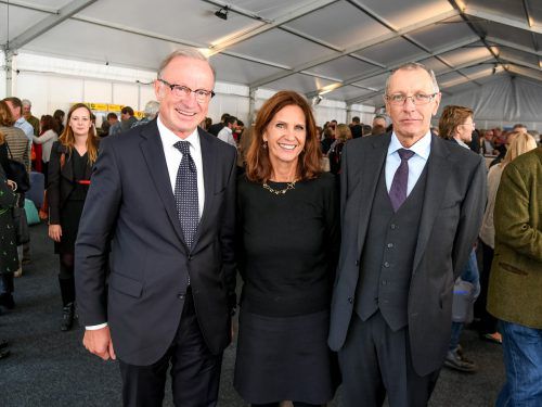 Gastgeber und Hausherr Bürgermeister Ludwig Muxel (l.) mit Angelika Rein und Konrad Paul Liessmann. lerch
