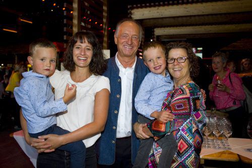 Geburtstagskind mit der Familie: Reinhard Lässer mit Luis (l.) sowie Nathalie, Moritz und Susanna.  franc