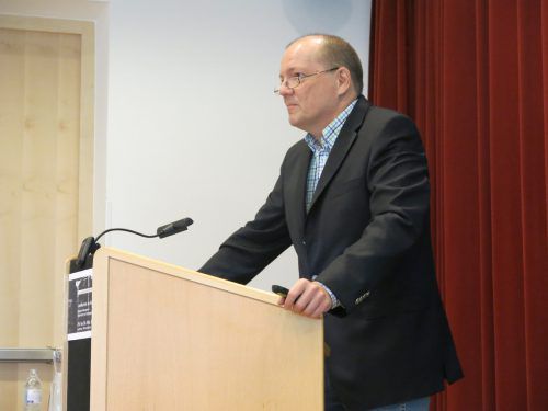 Gemeindearchivar Wolfgang Scheffknecht hält ein Referat. GDE
