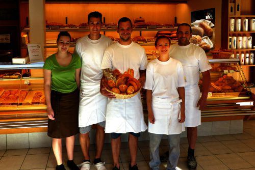 Gemeinsam mit Leidenschaft wirken: Das Team der Bäckerei Kleber verwöhnt seine Kunden gerne.