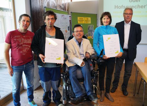 Geschäftsführer Thomas Lampert, Wolfgang Stuffner (Hofsprecher), Selbstvertreter Klaus Brunner, Silvana Doppler (Hofsprecherin) und Bürgermeister Helmut Lampert (v.l.).  Lebenshilfe