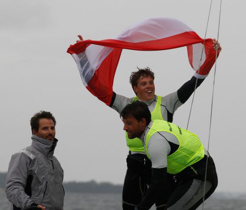 Nach Silber 2013 und Bronze im Folgejahr holten Bildstein/Hussl im August 2015 Gold bei der Junioren-WM vor Flensburg. ⇒