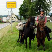 550-Kilometer-Ritt: Opa holt Enkel mit Pferd von der Schule ab