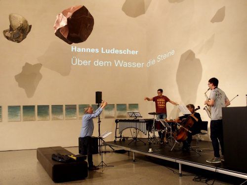 Im Rahmen der Eröffnung der Ausstellung mit Arbeiten von Hannes Ludescher wurde das Werk von Wolfgang Lindner uraufgeführt.  Fritz Jurmann