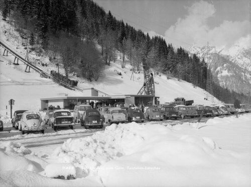 Im Zuge der Kraftwerksbauten wurde in Latschau ein Schrägaufzug errichtet, der zunächst als Transportmittel für den Kraftwerksbau genutzt wurde und erst ab 1959 auch Touristen transportierte.