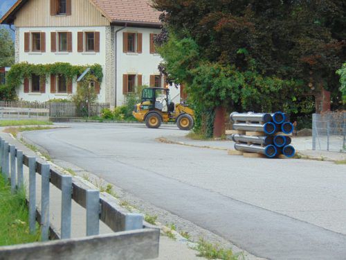 In der Alemannenstraße auf Sulner Gemeindegebiet sind die Sanierungsarbeiten am Leitungsnetz angelaufen.  mima