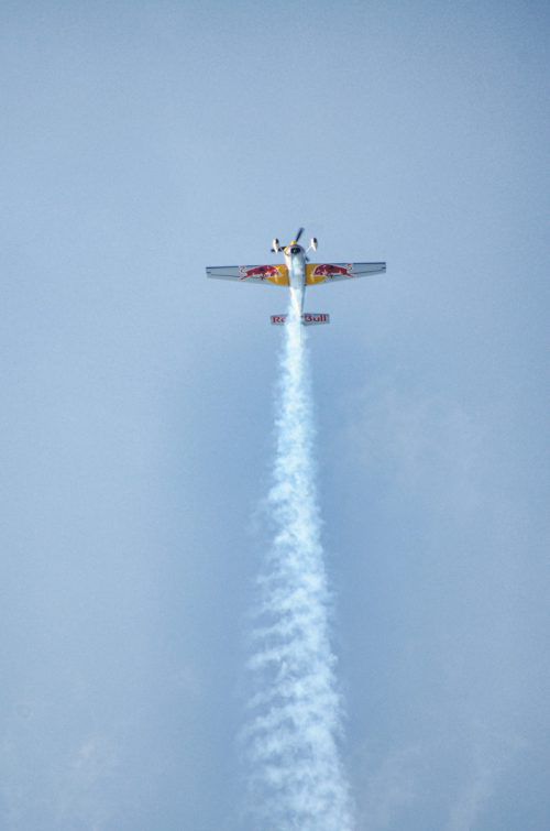 In unvergleichlicher Manier schraubte sich Matthias Dolderer mit seinem Fluggerät ein ums andere Mal in den Montafoner Himmel. simo/detjen
