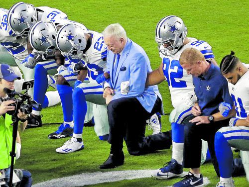 Jerry Jones, Teambesitzer der Dallas Cowboys, schloss sich dem Protest seiner Mannschaft an. ap