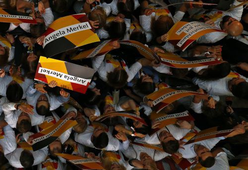 Jubel für die Kanzlerin: Merkel hatte sich zwar ein besseres Ergebnis erhofft, ihre Union blieb aber auf Platz eins. reuters