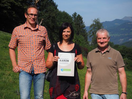 Jürgen Stoppel mit den Mitarbeitern Monika Frick und Martin Hofmarcher. koe