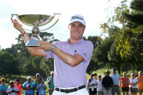 Justin Thomas mit der Siegertrophäe des PGA-Turniers in Atlanta. AFP