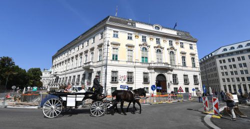 Kanzleramt als Ziel für Kern, Kurz und Strache. Am Freitag wollen sie sich unter Beweis stellen. APA