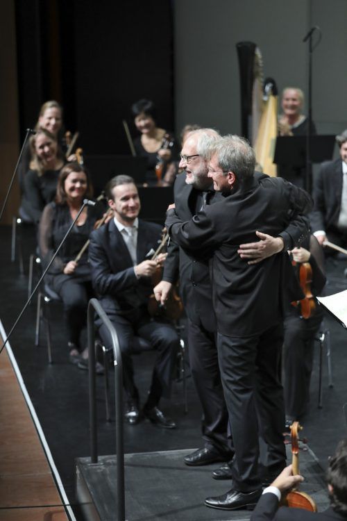 Komponist Richard Dünser mit dem Dirigenten Gérard Korsten. 