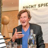 Ein schlimmer Frauenverführer prangert sich selbst an