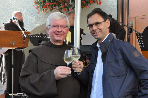 Landeshauptmann Markus Wallner und Pfarrer Pater Adrian.