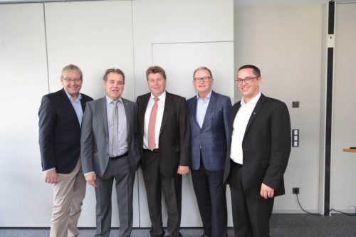 Landesstatthalter Karlheinz Rüdisser, Produktionsleiter Hannes Hackl, GF Roland Kiefer, 2. NR-Präsident Karlheinz Kopf und Pfarrer Ronald Stefani (v. l.). ame