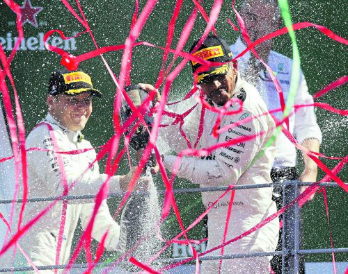 Lewis Hamilton lässt sich feiern: Der Brite fuhr auf dem Ferrari-Kurs in Monza einen Start-Ziel-Sieg heraus.  ap
