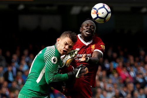 Liverpools Sadio Mané trifft Ederson, den Torwart von Manchester City, mit voller Wucht ins Gesicht. Nicht jeder Unfall geht so gimpflich aus. AFP