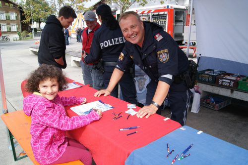 Magdalena bewarb sich beim Sicherheitstag bei der Kinderpolizei. ep